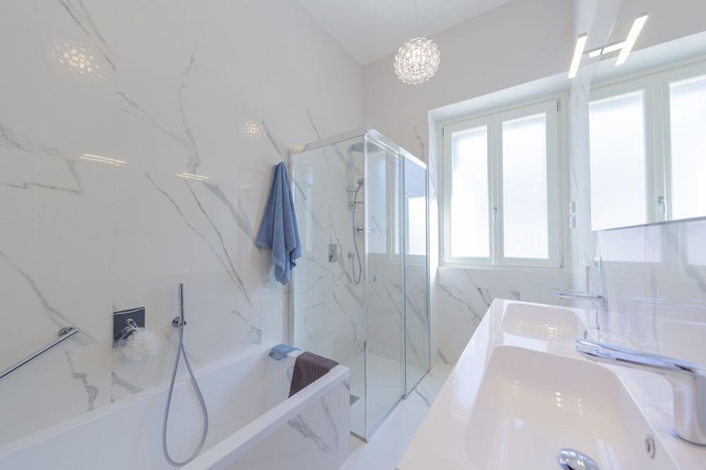Marmorbad mit Badewanne, Dusche und Doppelwaschtisch