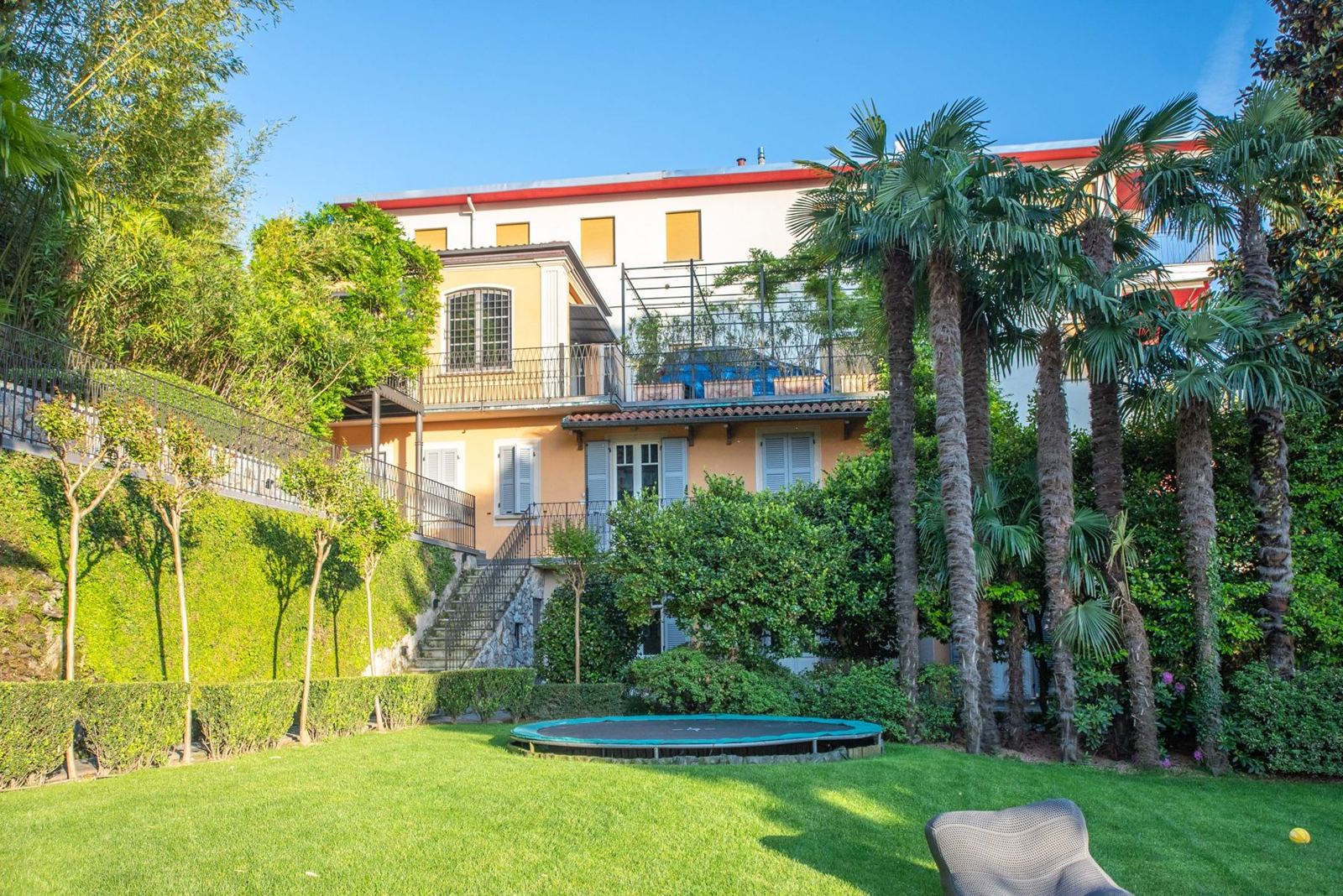 Das Gästehaus mit Terrassen über dem Garten