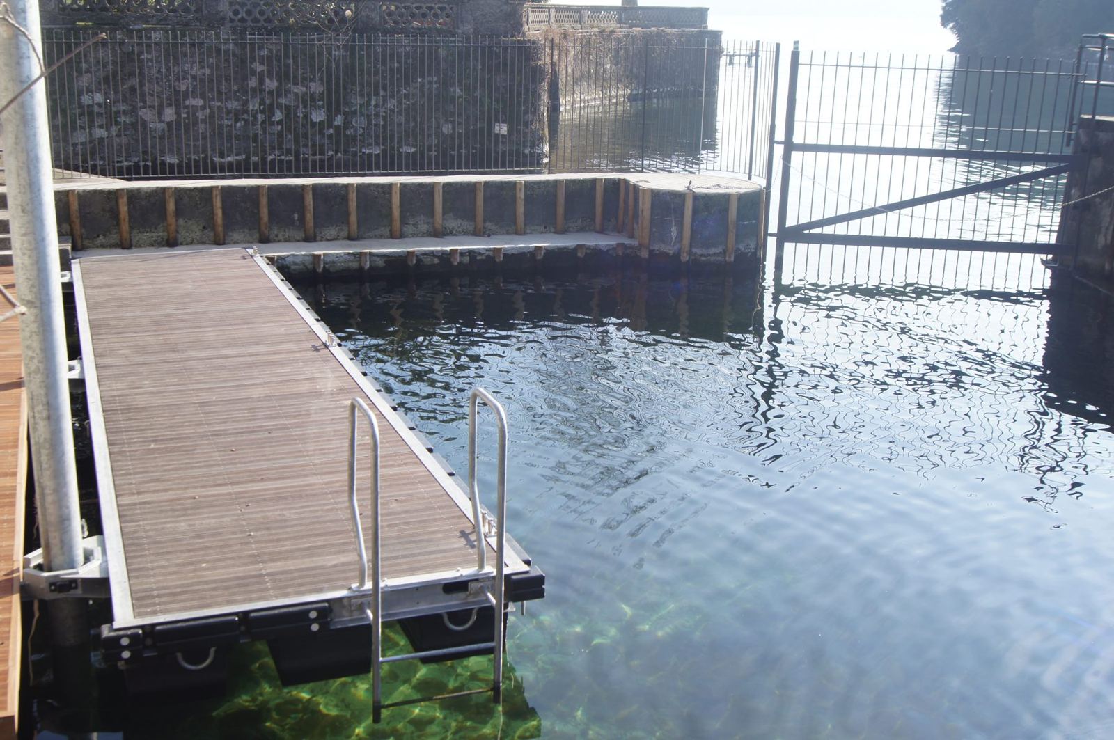 Der private Hafen mit Steg und klarem Wasser