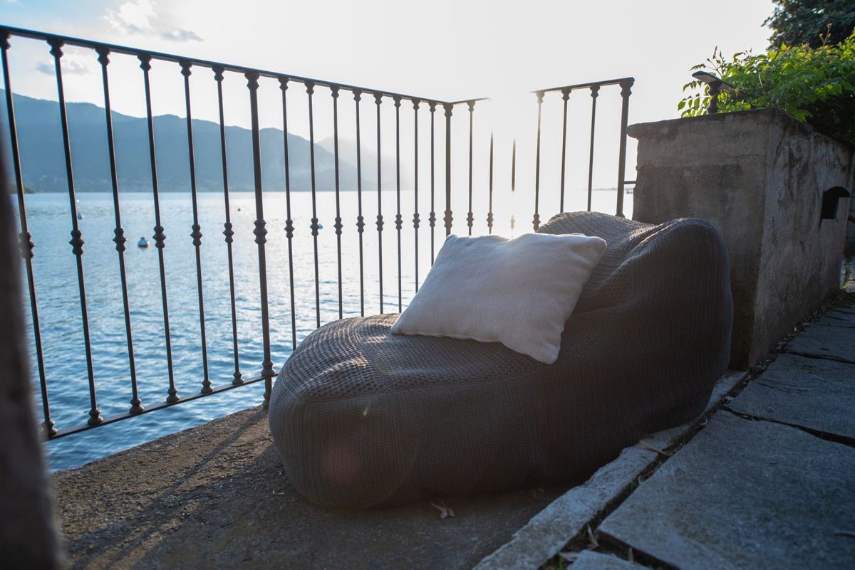 Sitzsack am Geländer direkt über dem See