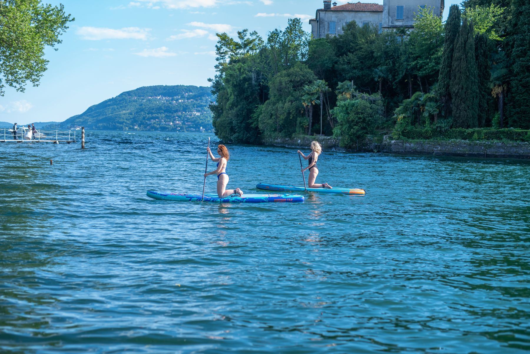 Stand-up-Paddeln vor Pallanza, im Hintergrund das Ufer des Lago Maggiore