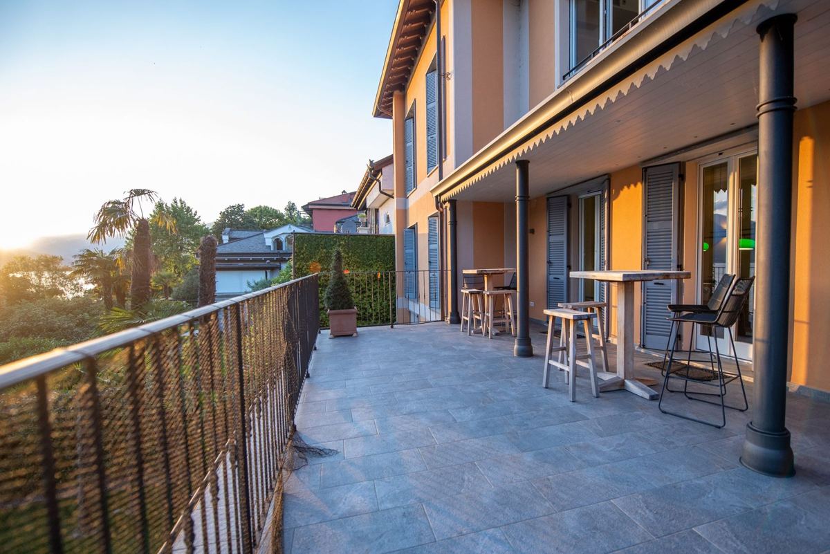 Obere Terrasse der Villa in der Abendsonne