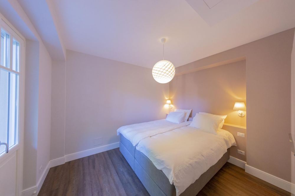 Ruhiges Schlafzimmer in warmen Beigetönen